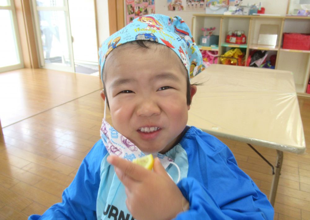 リス組さん２回目のクッキングは、尾道レモンを使った“レモンクッキー”に挑戦です♪
前日から「明日はクッキー作るんよね？？」「エプロンも持ってきてるよ！！」と、わくわくしている気持ちが伝わってきます♡

まずは、今日使うクッキーの材料をひとつひとつ確認します。
なんと言っても、主役は“レモン”ですね。
「レモン、どんな味か知ってる？」と聞くと、
ほとんどの子が「すっぱ～いのあじ」とのこと。
すっぱい、とは知っているけれど、レモンを食べたことはない・・・
じゃあ、実際に食べてみよう！！