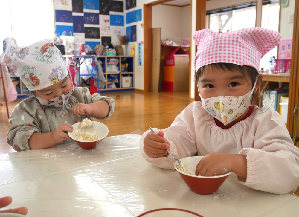 薄く切った尾道レモンを渡すと、勢いよくパクッとする子や、おそるおそるペロッとする子。
どの子もすっぱさに顔がぎゅっ！となります。この表情を見るだけで、その味が想像できます・・。
「すっぱい！」と言う子がほとんどですが、中には「おいしい！」と言って食べる子もいました♡

レモンの味を確認した後は、いよいよクッキー作りです。
材料をすべて混ぜ、生地を作るところから・・・。
粉が飛ばないように、最初はゆっくりかき混ぜます。
