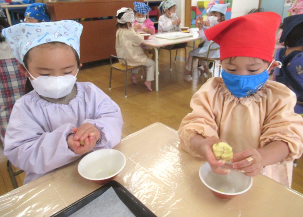 生地がまとまるまでお椀の中で混ぜ混ぜ・・・。
「レモンの匂いする～」
「なんか黄色くなってきたよ」と、
いろんな変化に気づき、それを言葉で教えてくれます♡