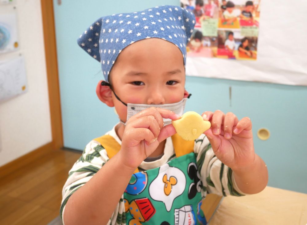 生地が出来たら2等分にして、1人が2枚のクッキーを作ります
「半分こにできるかな？」
「出来るよ！こうするんでしょ！」と、上手に２等分して見せてくれます。

それを丸くコロコロ転がして・・平らにつぶして・・
仕上げに両端を指でつまむと・・
「見て～。レモンの形になったよ！」と、大喜びのHくん♪