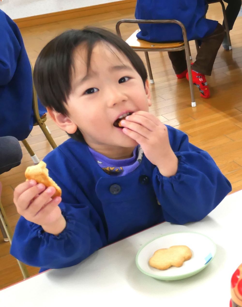焼きたてのレモンクッキーを保育室へ運ぶと、
「いいにおいじゃ～♡」
「早く食べたーい！」と、
いただきますが待ちきれない様子♡

一口食べて、
「レモンの味がする！」
「すっぱくて、あまくて・・・おいしい！」
と大満足のリス組さん♡

尾道特産のレモンを使った手作りクッキー、ご家庭でもぜひ作ってみて下さい☆