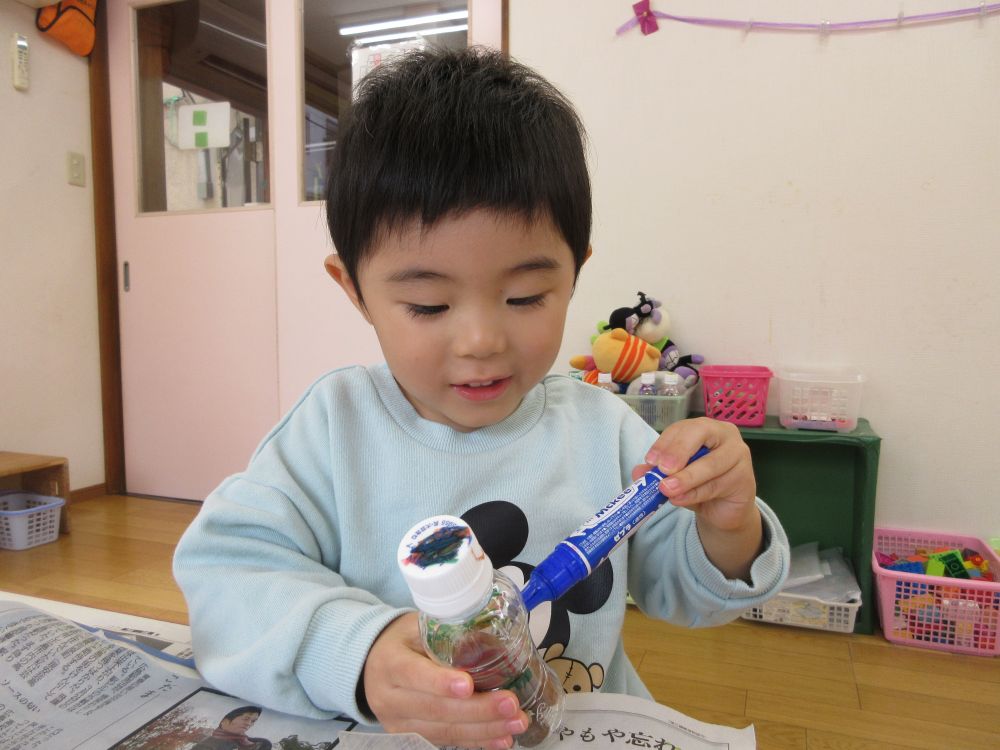 「あか！あお！きいろ！・・・」と全部の色を使って模様付けをしていくKくん

ペンでぐるぐる描いたり好きな色で模様をつけたりして、自分だけのマラカスが完成！