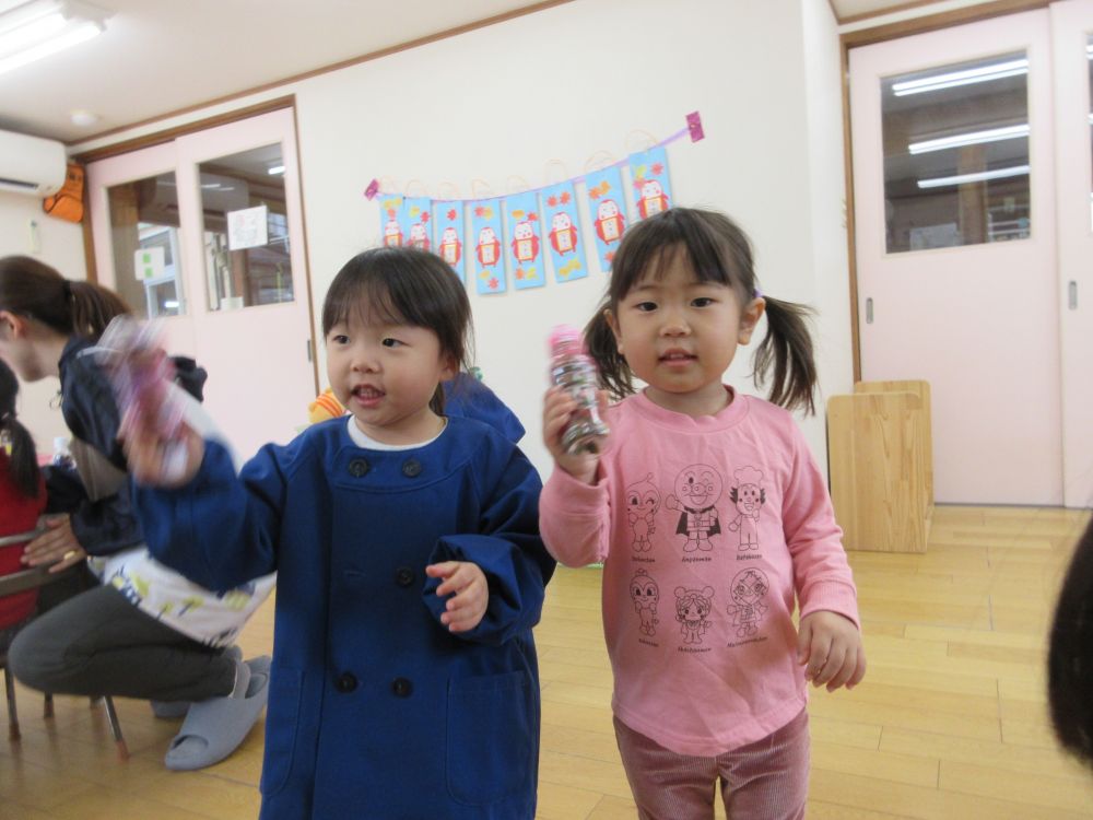 できあがったマラカスを持って「おもちゃのチャチャチャ」の曲に合わせてシャカシャカ♫
ジャンプしてリズムにのったり、お友達と顔を見合わせて笑い合ったり♡

自分で拾ったどんぐりが音の出る楽器に変身する喜びを感じながら
秋ならではの遊びを楽しみました😊
