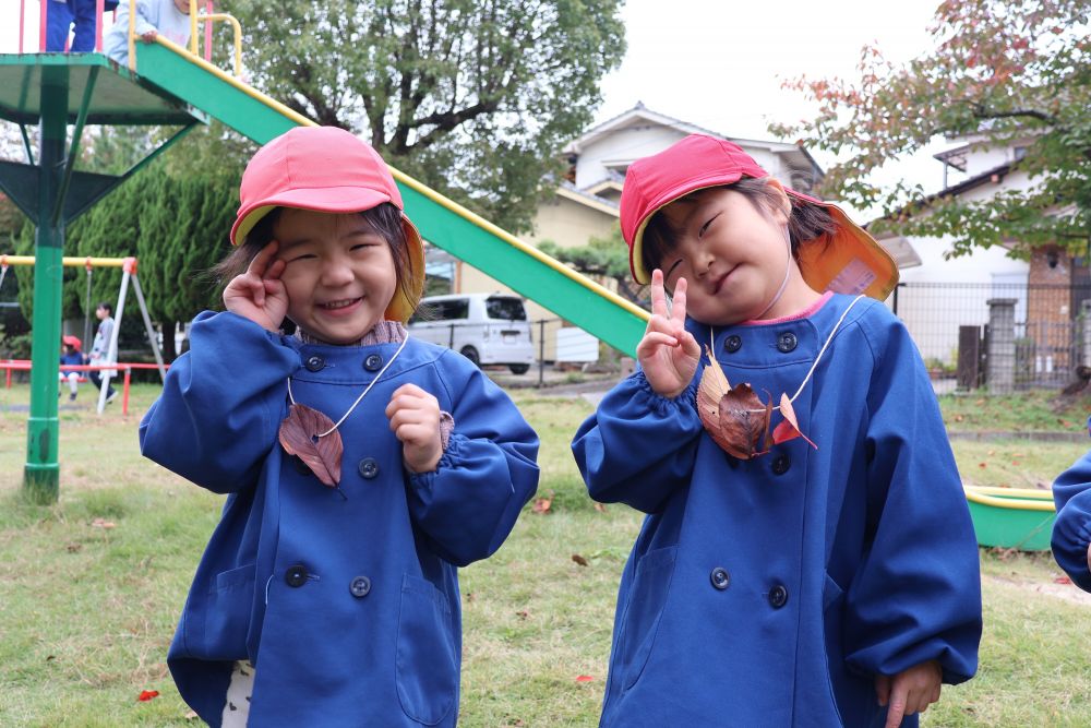 
お気に入りができたら、ハイポーズ✨
世界に１つだけの素敵な秋色ネックレスができました。

みんなでいっぱい集めた落ち葉で、今度は何して遊ぼうかな？
まだまだ秋を楽しみ尽くしたい、リス組さんでした～☆