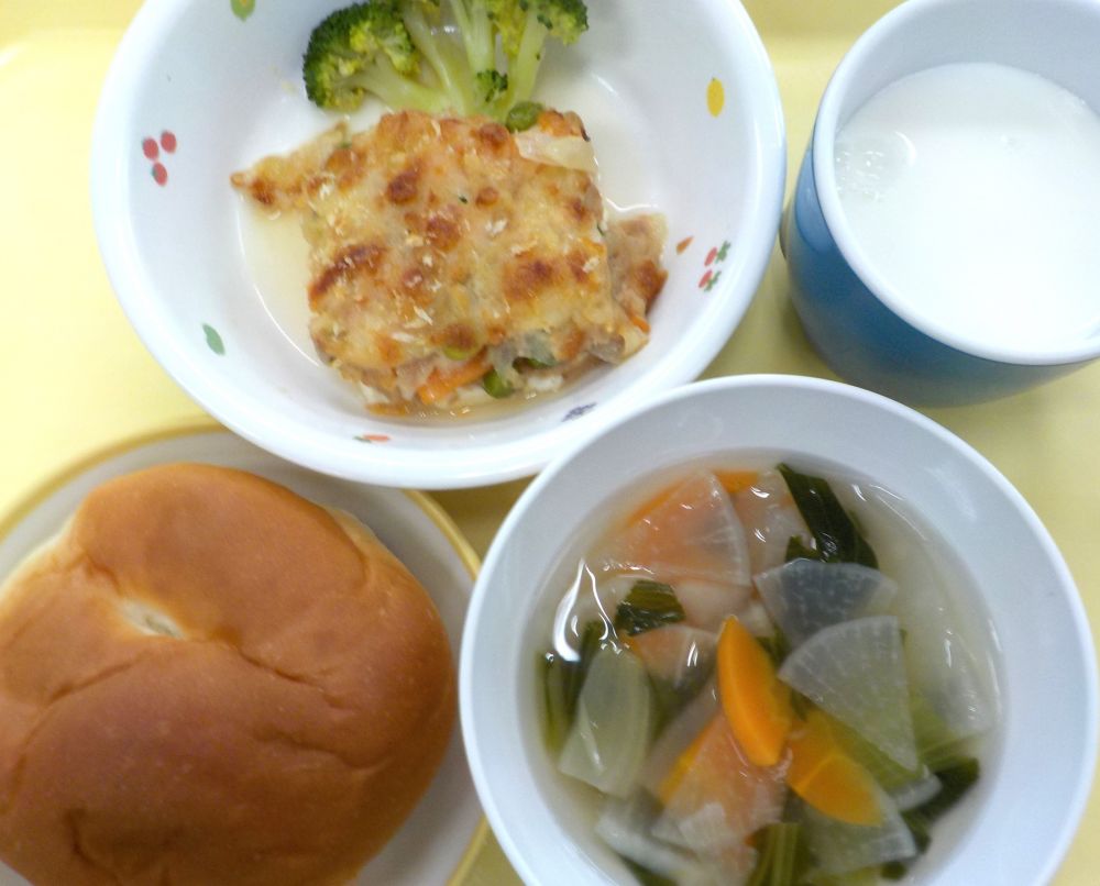 ロールパン

豆腐とツナのみそチーズ焼き

ゆでブロッコリー

大根のコンソメスープ

牛乳