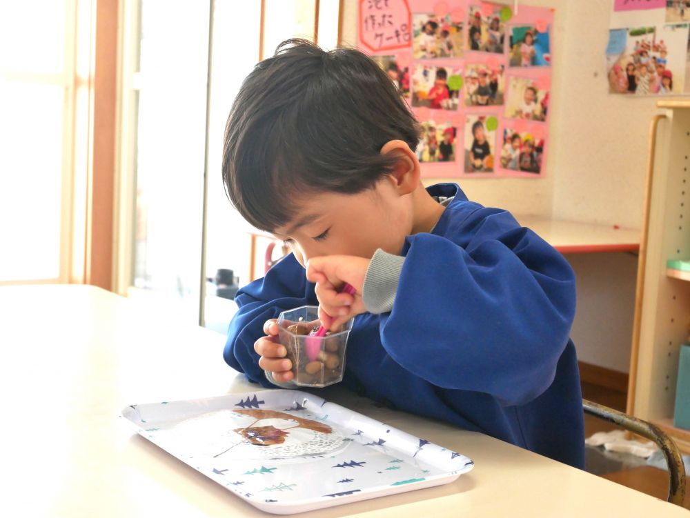 どんぐりや木の実で作ったごちそうが
保育室にも園庭にもいっぱい♡
作った物を使って今度はお店屋さんごっこに発展！！
遊びが日に日に変化してきています



『うんうん！これもおいしいしあれもおいしい♡』
お客さんになりきってもぐもぐ・・・
むしゃむしゃ・・・『あ～おいしかった』とHくん

