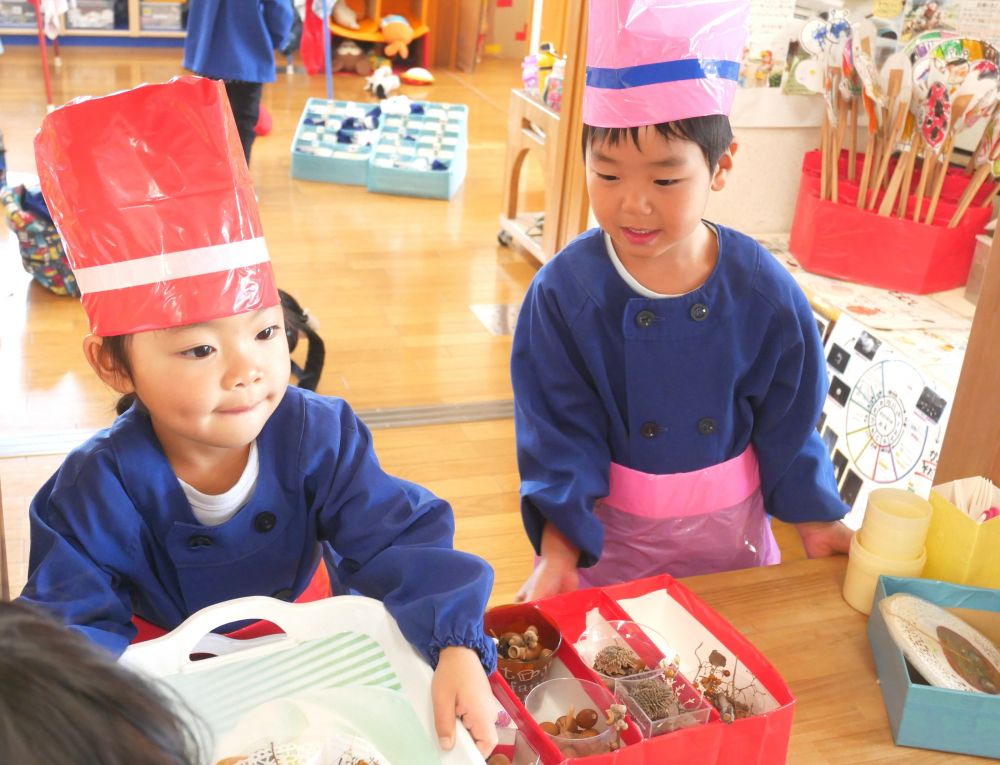 『次何がいいですか？』
『いらっしゃいませ～』
こちらはお店屋さんになりきって
注文を聞いたり呼び込みをしたり♡