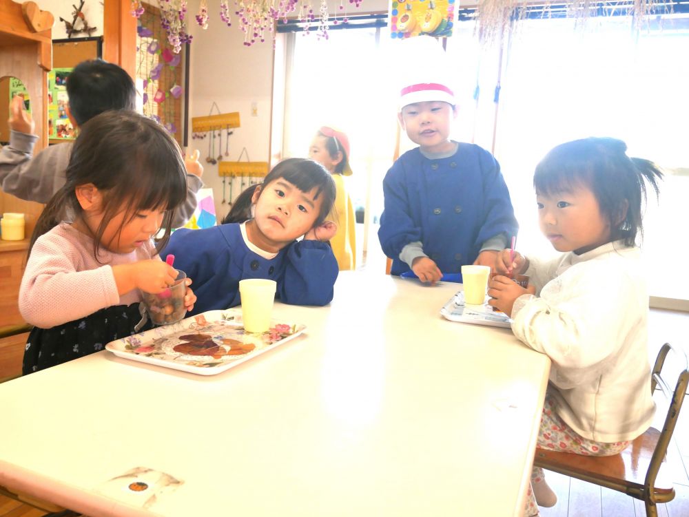 『私の注文がまだ来てないな～・・・』とKちゃん
『少々お待ちくださいね～』と店員さん♡
みんな普段スーパーや飲食店へ行った時の
経験が活かせれていますね♡
セリフもばっちりです！！

