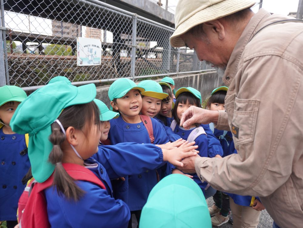 自然保育アドバイザーの菊間先生に来ていただいてキリン組さんと散歩に行ってきました！
いつもの散歩道・・・　今日はなかなか前に進めません♡



東尾道駅のすぐ側で見つけた”ヨウシュヤマゴボウ”
「手見せてごらん？お母さんみたいに爪がかわいくなるよ！」
爪がきれいな紫になりました♡