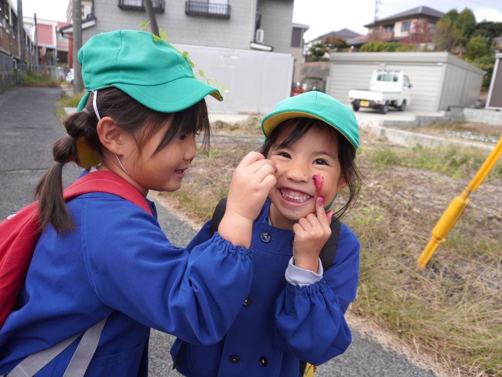 一つの自然物で遊びがどんどん広がるのが子どもたちのすごいところですよね♡
「顔にも塗ってみよ～」
「ハートの形にかけるかな♡」
お化粧しあいこ♡