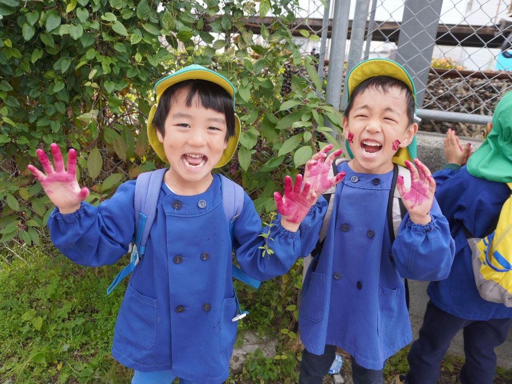 「ゾンビだぞ～～～～！」
手も顔も血まみれ・・・？！