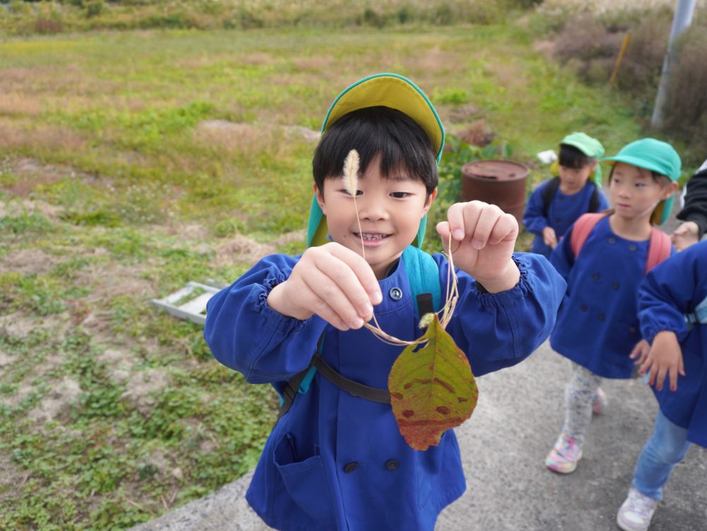 「見て～こんなのができたよ！」
ヨウシュヤマゴボウで顔を描いた葉っぱ！
それをねこじゃらしと組み合わせて…
おもしろいものができました♡