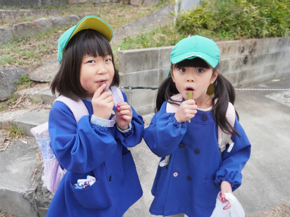 散歩先でもその場ですぐに楽しめるように
ハサミやテープなどの道具を持っていくことの大切さや
楽しみ方は１つだけじゃなくたくさんあることを学びました♡



竹笛に挑戦！
息の吹き方が大事なのか結構難しい…
音が出るまで練習した2人！

笛が鳴らなかった子も・・・
竹の中に見つけた草花を入れて花瓶を作って楽しみました♡