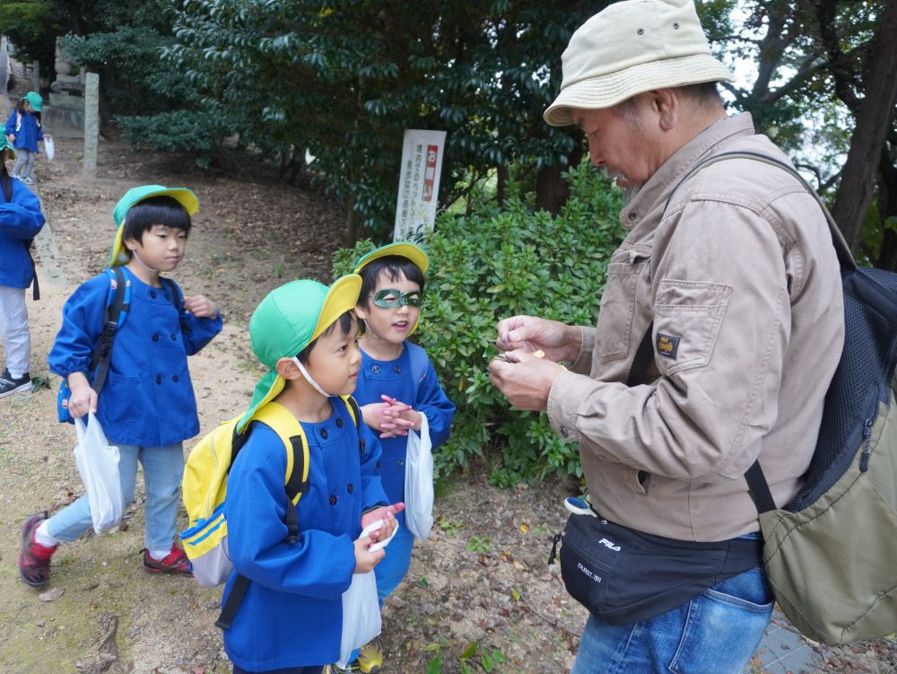 葉っぱとテープでちゃちゃっと作り始めた菊間先生！