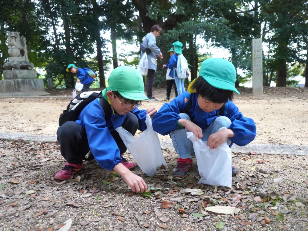 自然物を使った遊び…　自然の中で遊ぶこと…
改めて自然のよさを感じ
自然に触れる体験をもっと子どもたちとしていきたいなと思いました♡



どんぐり拾い競争！
「神社のどんぐり全部拾わないと帰れないよー！？」
「えー！いっぱいすぎて絶対無理ー！」
どんぐりも子どもに大人気な自然物ですよね！