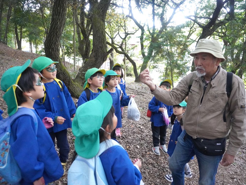そのどんぐりが・・・飛んだ！？
「どんぐりって飛ぶんだよ！」
「えーすごい！」
菊間先生の手品に釘付けなみんな！
質問をしたり話をしたり気付けば”くま先生”大人気♡