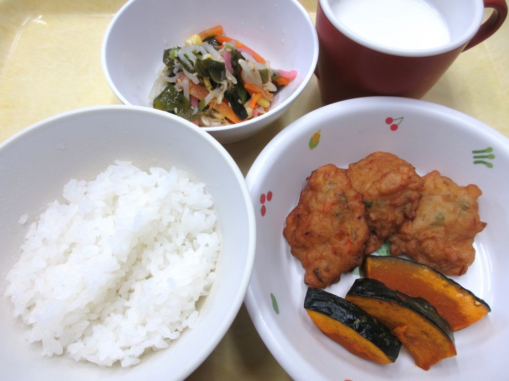 ご飯

いかメンチ

焼きかぼちゃ

彩り酢の物

牛乳

