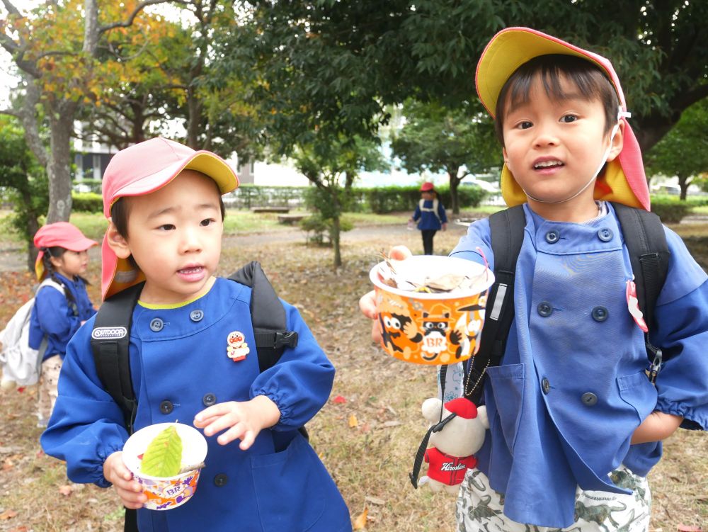 『これは・・・葉っぱを入れてお弁当にするの』
『黄色い葉っぱがね～大きくて綺麗でイイ感じなんだ～♡』
集めた自然物をお弁当やごちそうに見立てるHくんとYくん

