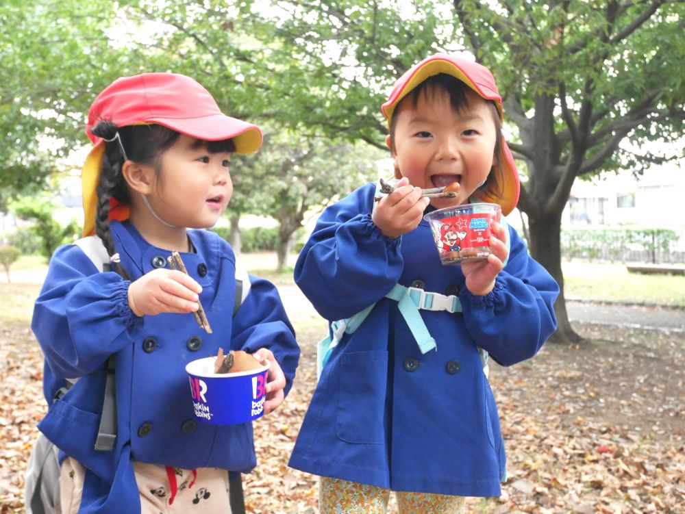 『いただきま～す♡』
『美味しいね！！』
木の枝を箸に見立てるNちゃんとОちゃん
最近ゆめはうすでも給食の時間に使っている箸・・・
遊びの中でも子どもたちの中では
食事と言えば“箸”が定着してきたようです
小さな手で上手に持っている箸(木の枝)が可愛いですね♡