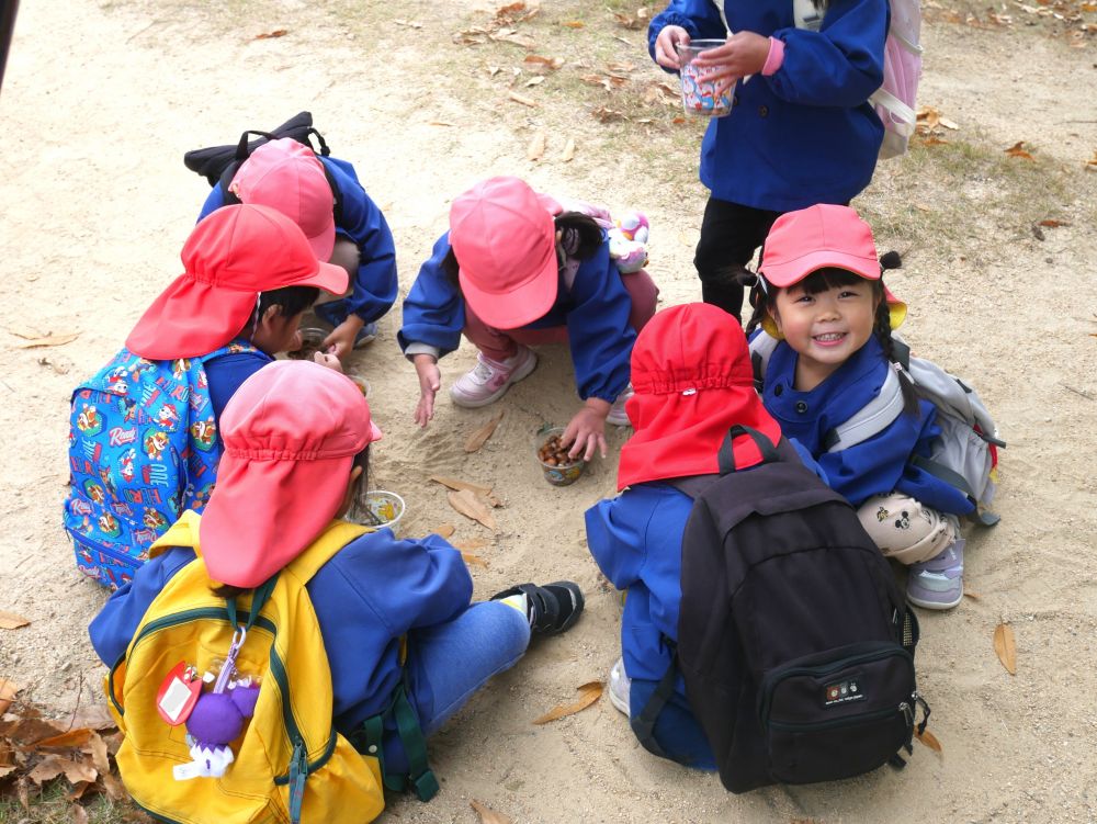 『あ～！この砂サラサラ～』
『お団子出来そうだな～・・・』
『どんぐりにふりかけご飯しちゃおう♡』
どこへ行ってもやっぱり砂が触りたくなるリス組さん