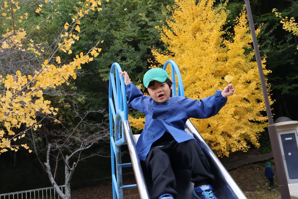 春、夏とはまた違う風景の中でのすべり台！
手にはイチョウの葉を握りしめ
すべり台を満喫するRくん

