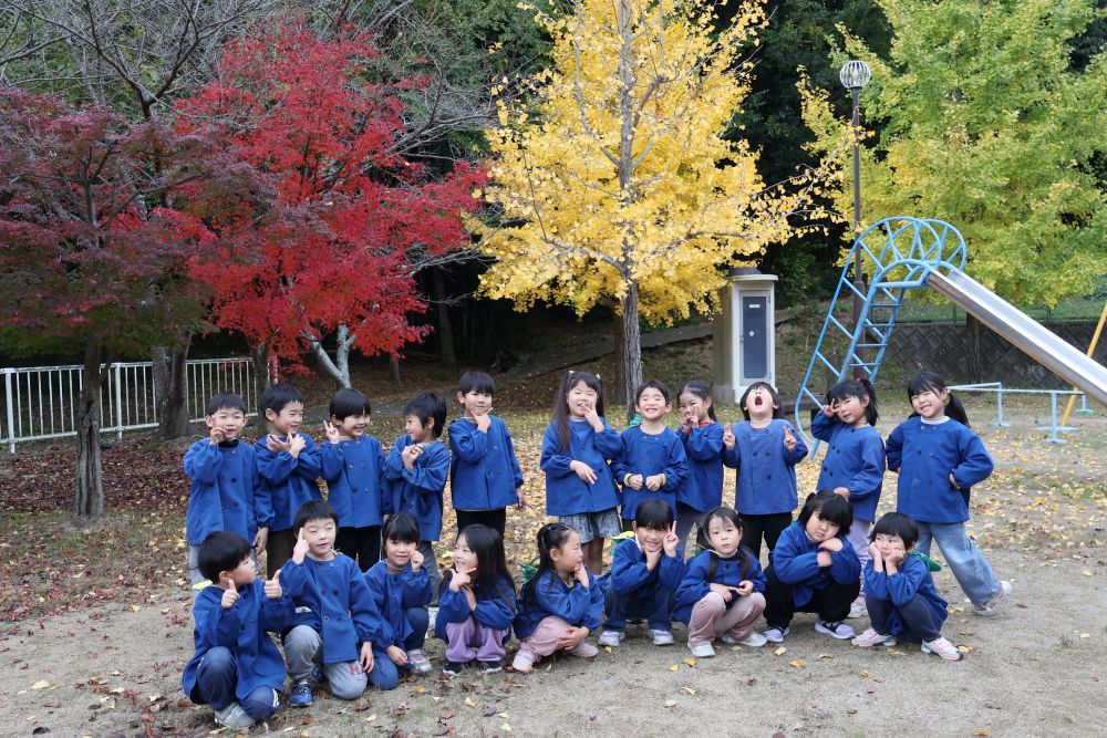「今日は虫あんまりいないな～」
「イチョウともみじの葉っぱ持って帰ろう♡」

季節の移り変わりを肌で感じながら
秋を思いっきり満喫した子どもたち

園に持ち帰ったイチョウやもみじなどの自然物が
どんなものに変身するか楽しみです♪
