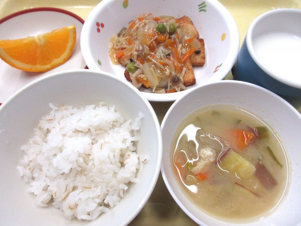 麦ご飯

厚揚げステーキ　～きのこソースあんかけ～

さつま汁

オレンジ

牛乳