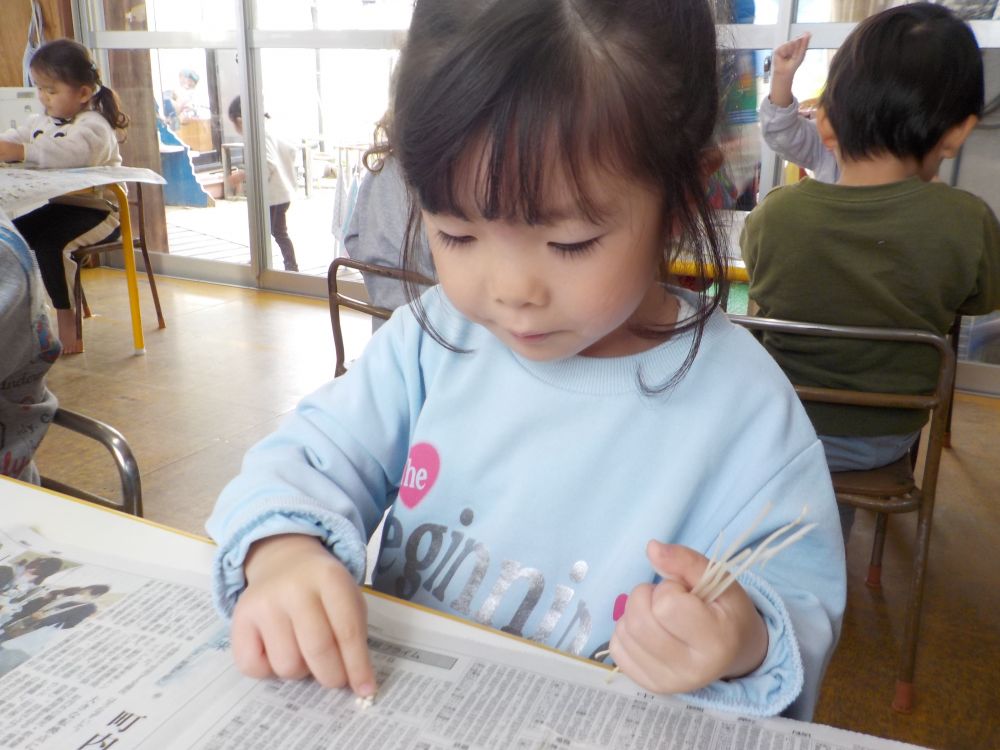 今日は食育の日です
今が一番美味しい【きのこ】と【いも】に触れました！

きのこにはいろんな種類がありますがえのきを子どもたちに見せると

「お汁に入ってるやつー」

えのきを触って匂ってみました☆
「なんか、くっついてる・・・」
小さいえのきのカサを触って観察しました！
