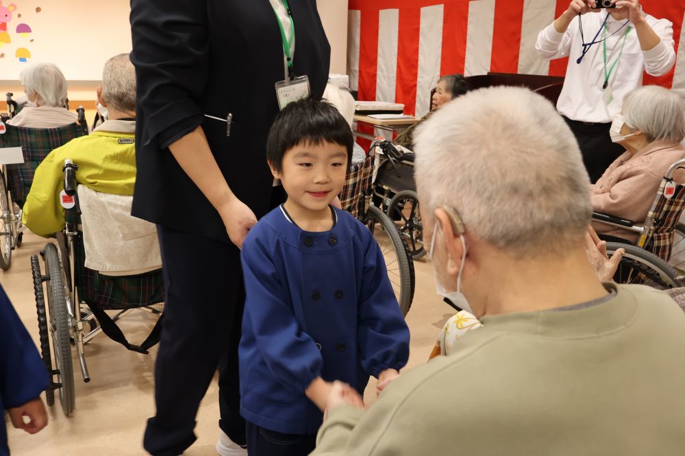 利用者さんにも聞きなじみなる

“しあわせなら手をたたこう”
を歌いながら触れ合ったり
曲に合わせて楽しく肩たたきをしたり ・ ・ ・

子どもたちからも利用者さんからも
自然と笑みがこぼれる様子も♡

