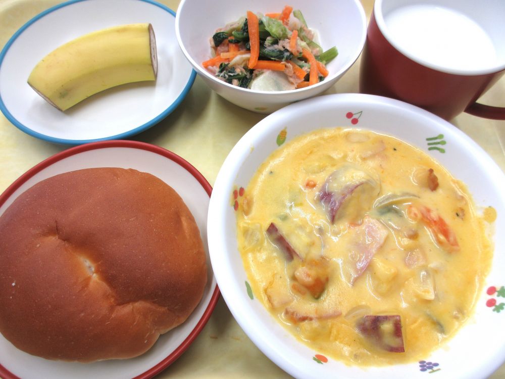 ロールパン

秋のクリームシチュー

キャベツとツナのサラダ

バナナ

牛乳