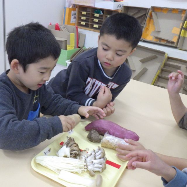 ＊　秋の味覚・給食時間の様子　(ゆめはうす認定こども園) 　＊