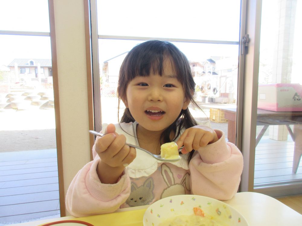 今日の給食にも、きのこといもが登場しました！
「これ、昨日触ったさつまいも？」とSちゃん。
「そうだよ！昨日のをコロコロに切って入れたよ」と伝えると、
「甘くておいし～い♡」とにこにこ笑顔で食べてくれました♪