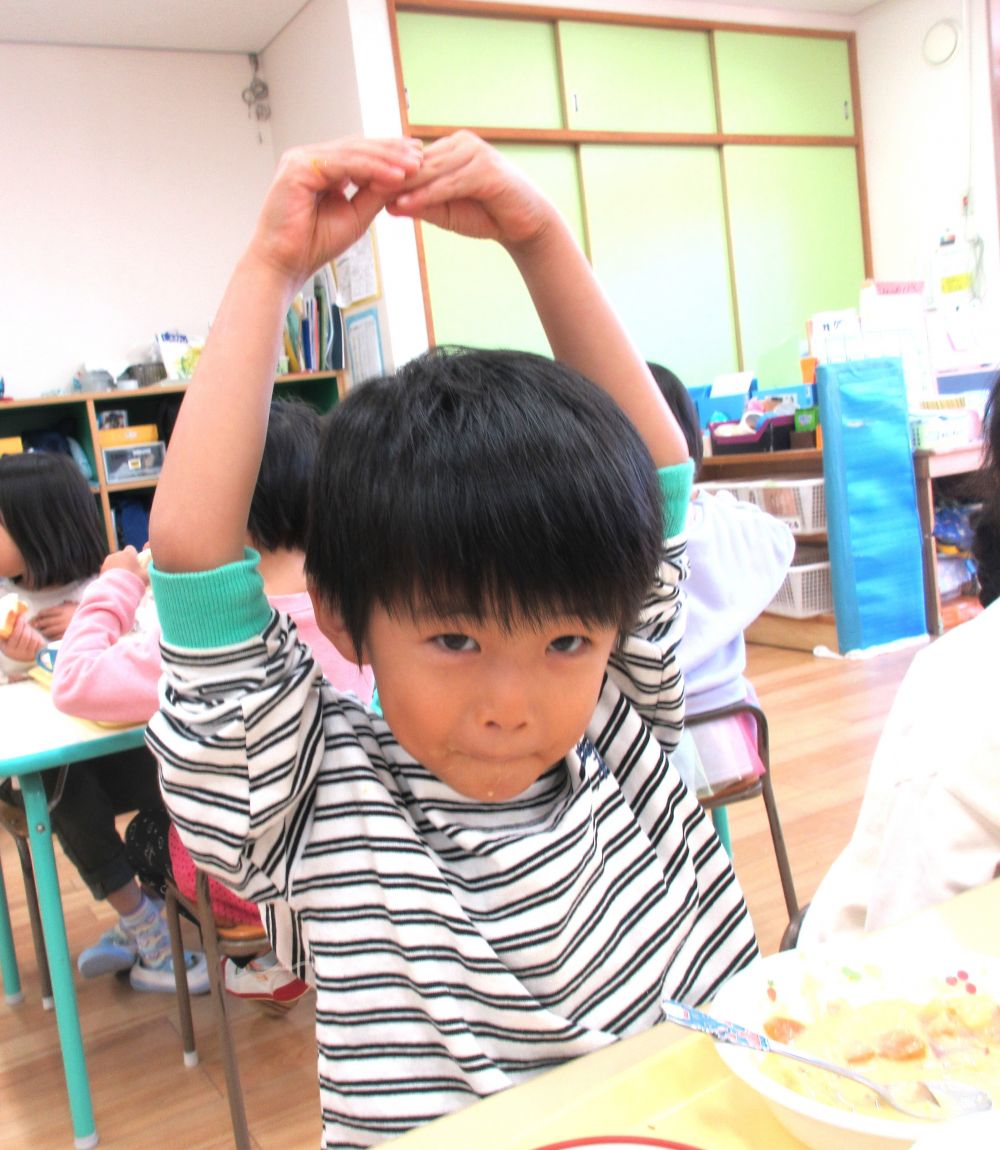 シチューにはきのこも入っています。
エリンギを見つけたTくん。
「昨日、手でさいたやつよね。きのこの“かさ“がこ～んなに大きかったよね？」
とジェスチャー付きで教えてくれました♡
きのこの特徴をよく覚えてくれています！

秋から冬へと季節は移り変わりますが、その時その時の“おいしい”を探して、子ども達と旬の食べ物を知り、味わっていこうと思います♡