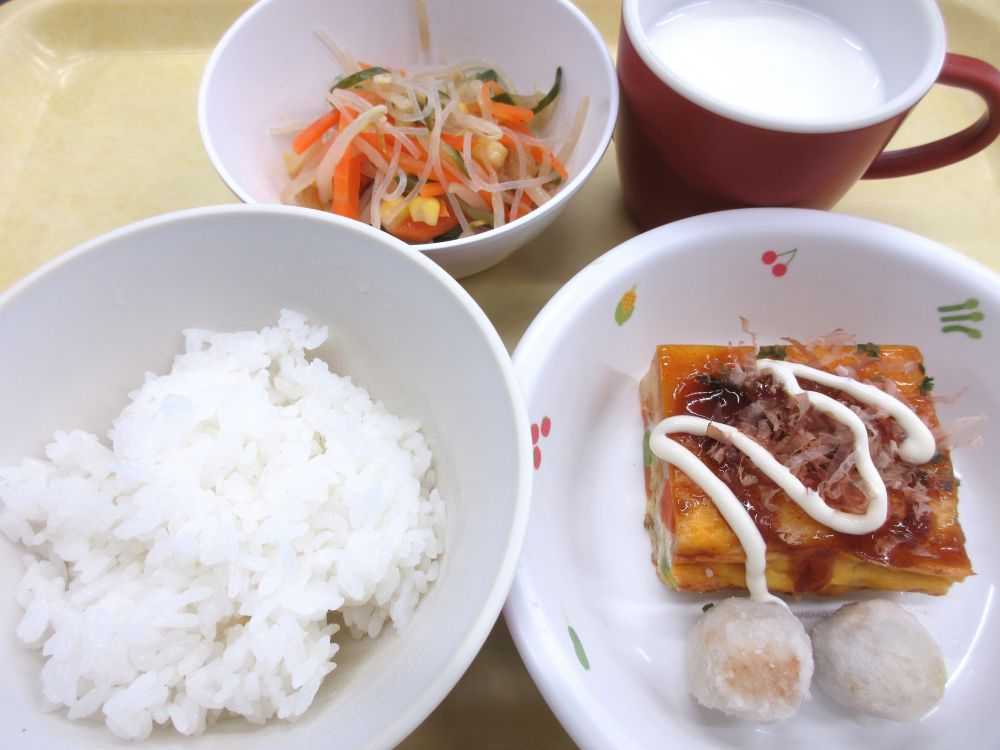 ご飯

エビ卵お好み焼き風

ベイクド里芋

春雨の酢の物

牛乳