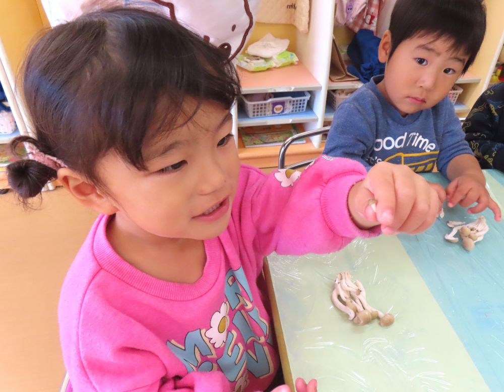 「これは、赤ちゃん！
おとうさんとおかあさんと・・・」
　しめじは、大家族のようです😁
　
