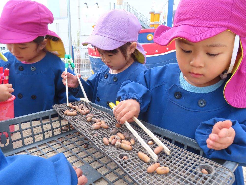 お散歩で拾ってきたドングリで
焼き肉屋さんが始まりました😋