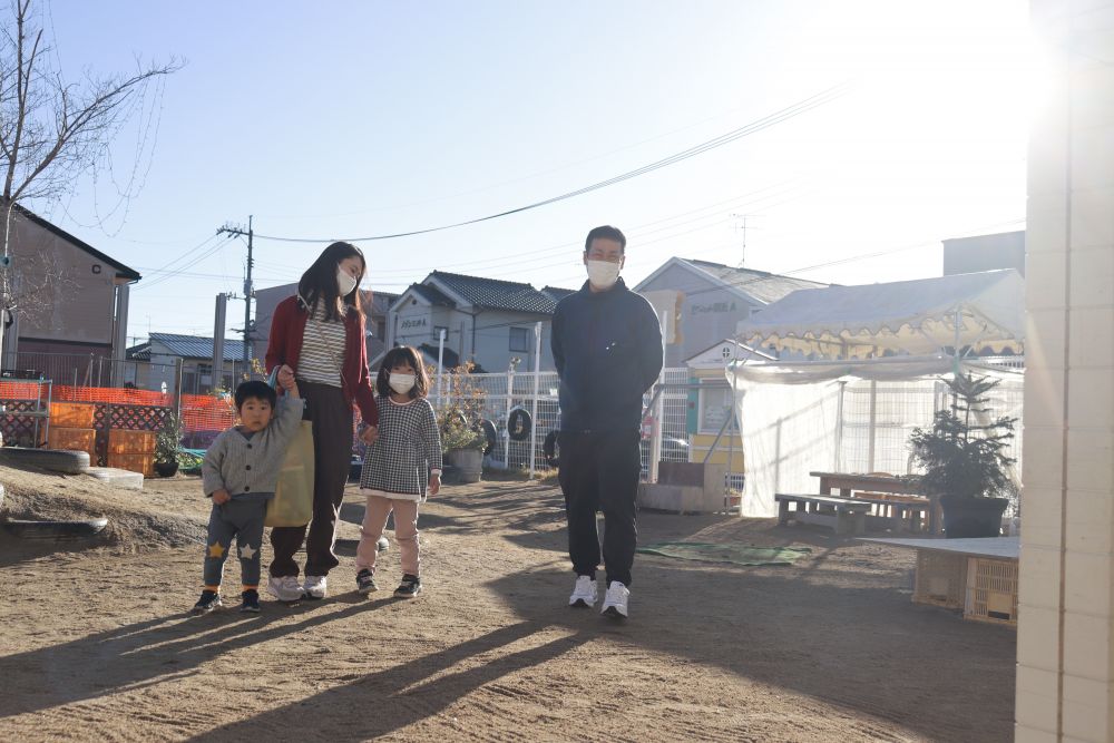 肌寒くなってきたと思っていましたが、良い天気でポカポカです

朝日と共に家族で登園

今は当たり前のようですが、こうやって親子で過ごす時間って人生の中では割と少ない
さらに、一度過ぎると戻ってきません

今日の日も思い出に残る何かができるとイイな♪