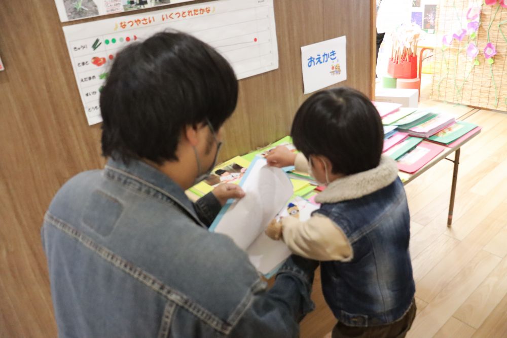 ３歳児Y君
自分の描いた絵を、熱く熱く説明中・・・
それを真剣に聞くお父さん

とても素敵な後ろ姿です