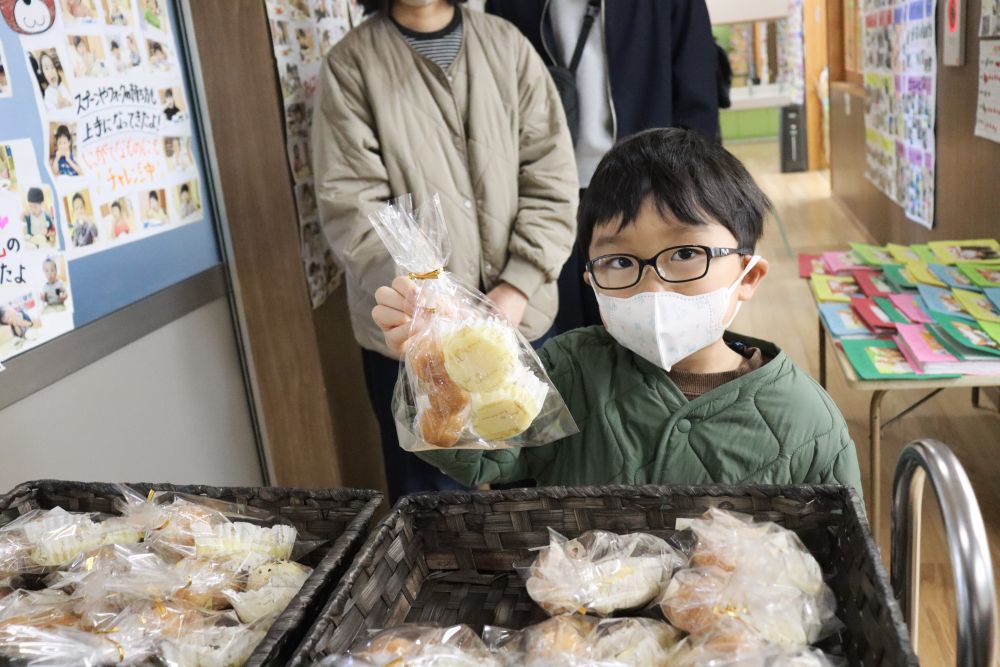 元気の源は「食」から！

育ち盛りの子どもの栄養を考えるプロが作る、美味しい給食
今日のおやつも出来立てです
サツマイモドーナツとスイートポテト
食いしん坊の職員達と一緒に考え、旬を感じるおやつになりました