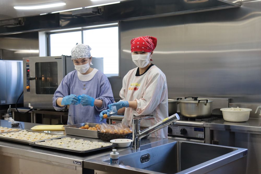 保育教諭であり栄養士でもある副園長こだわりの給食室
給食室というと衛生面の関係で隔離される場合が多いのですが
二重窓にすることで条件をクリアし、子ども達と給食室がより近い距離になっています

今日も心をこめて、お菓子を作ってくれています♡

