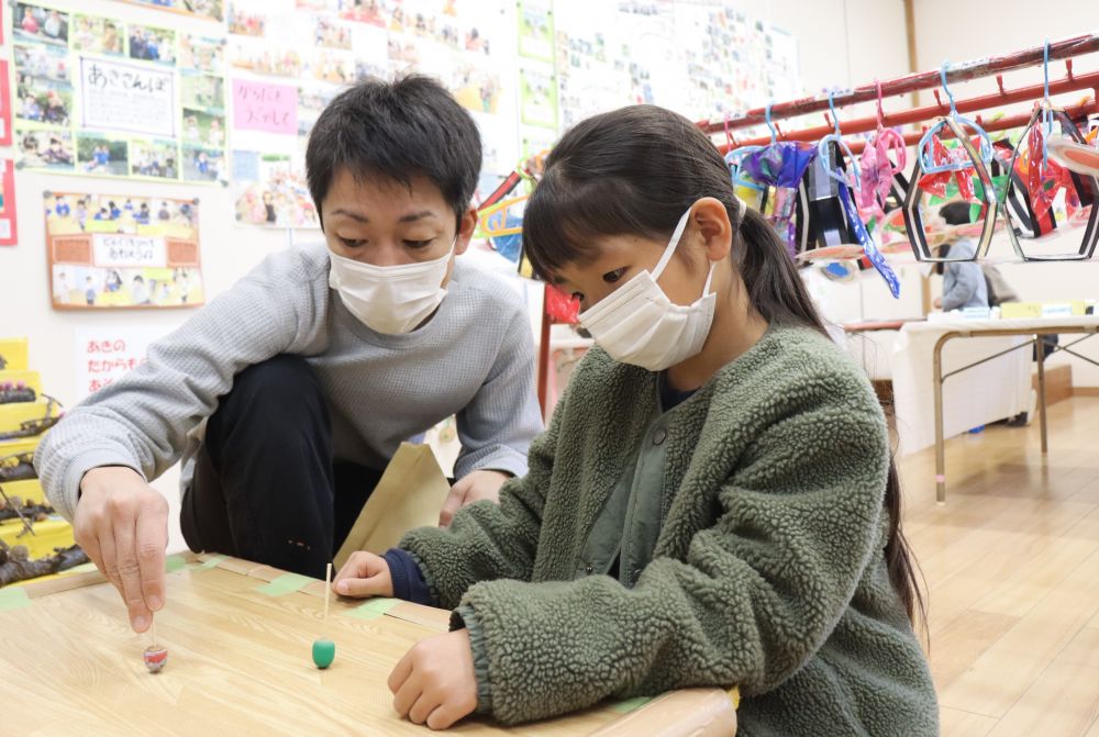 行事になると、卒園児の兄姉も来てくれる事も楽しみ☆
元気そうな様子を見て勝手に安心しています(笑)

そして、親と子どもの関わり方も成長と共に変わってきます
父と娘、一緒にドングリゴマを回すのもいつまででしょう？
かけがえのない今を存分に楽しめるのが
こころのねっこてん！
