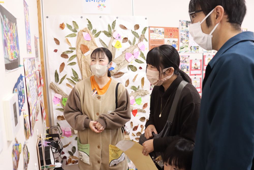 保護者と職員も会話がはずみます

「この時はこんな事があって・・・」
等々、普段の送迎でなかなかゆっくりと話せない事も
写真や製作物を見ながらであれば、より詳細に子ども達の様子を共有できます