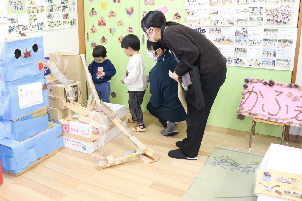 年長キリン組さんが作ったピタゴラスイッチ
子ども達の好奇心をくすぐる魅力が詰まっています

こんな様子をみながら、やはり子どもの心をつかむのは子どもの方が上手だと感じます
