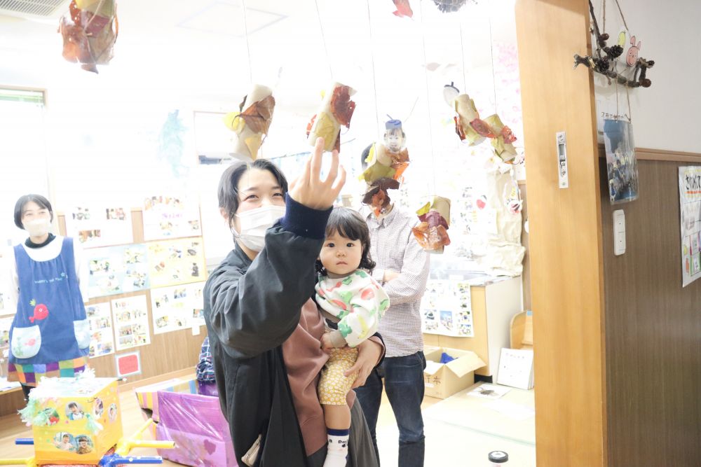 ミノムシになったり、着物を着たり様々なものに見立てた製作物を見ながら
笑顔あふれるお母さんにもらい笑顔の職員です
