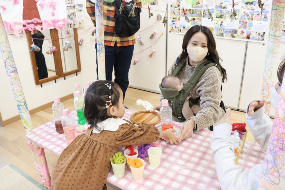 大好きなジュースやさん、今日のおススメはぶどうジュース？
家だと忙しくてなかなかゆっくりオママゴトもできないと、お母さん・・・

しかし、園では友達同士で延々と楽しんでいます
友達って良いねと改めて思いますね



