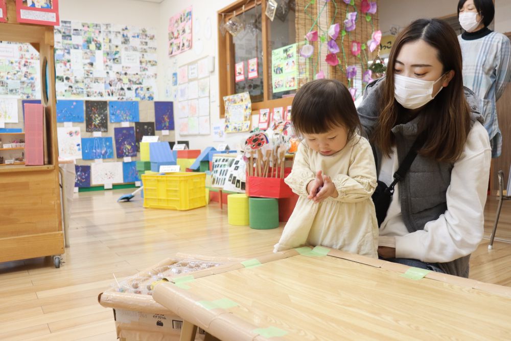 特設のドングリゴマ場
お兄ちゃんの真似をして挑戦中




何気ない成長に目を向け、日々の様子を保護者と共有できることに感謝し、また明日からのやりがいにつなげていこうと思う「こころのねっこ展」
毎日がハレの日
そんな意識にさせてくれます

保護者の皆様も忙しい中での行事参加、ありがとうございました♡
