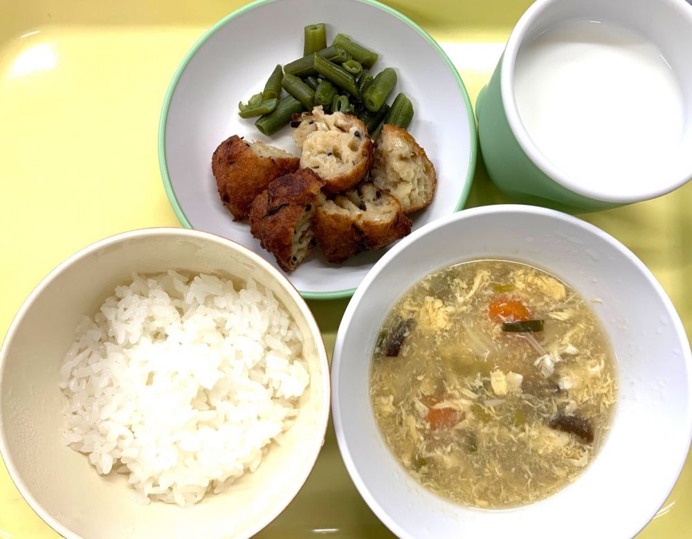 ご飯

ツナと豆腐のまりあげ

いんげんのソテー

きのこの中華スープ

牛乳