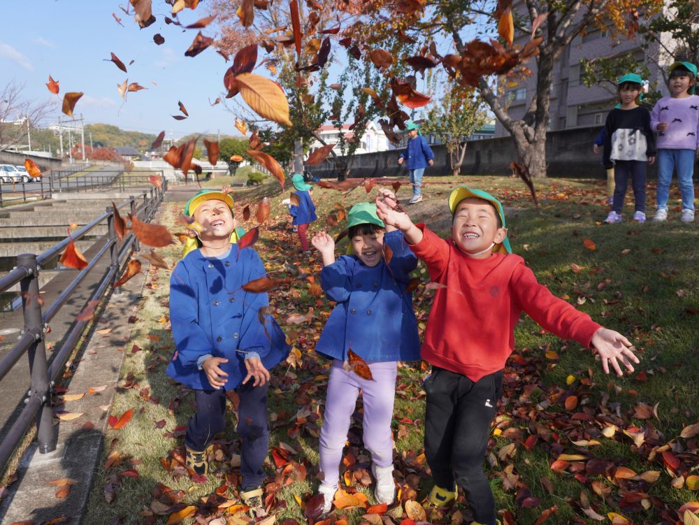 いつも行かない場所や通ったことない道を探検したくてぶらぶら散歩に行ってきました！
「左…右…前…　どっち行く？」
「右ー！」　「次は左ー！」
子どもたちの声に身を任せて進みます！



通ったことない道を歩いて到着したのは黒崎水路！
みんなここに来たかったみたいです♡
春の緑だったころとは一変！
真っ赤な落ち葉の絨毯になっていてみんな大興奮！
落ち葉シャワー♡