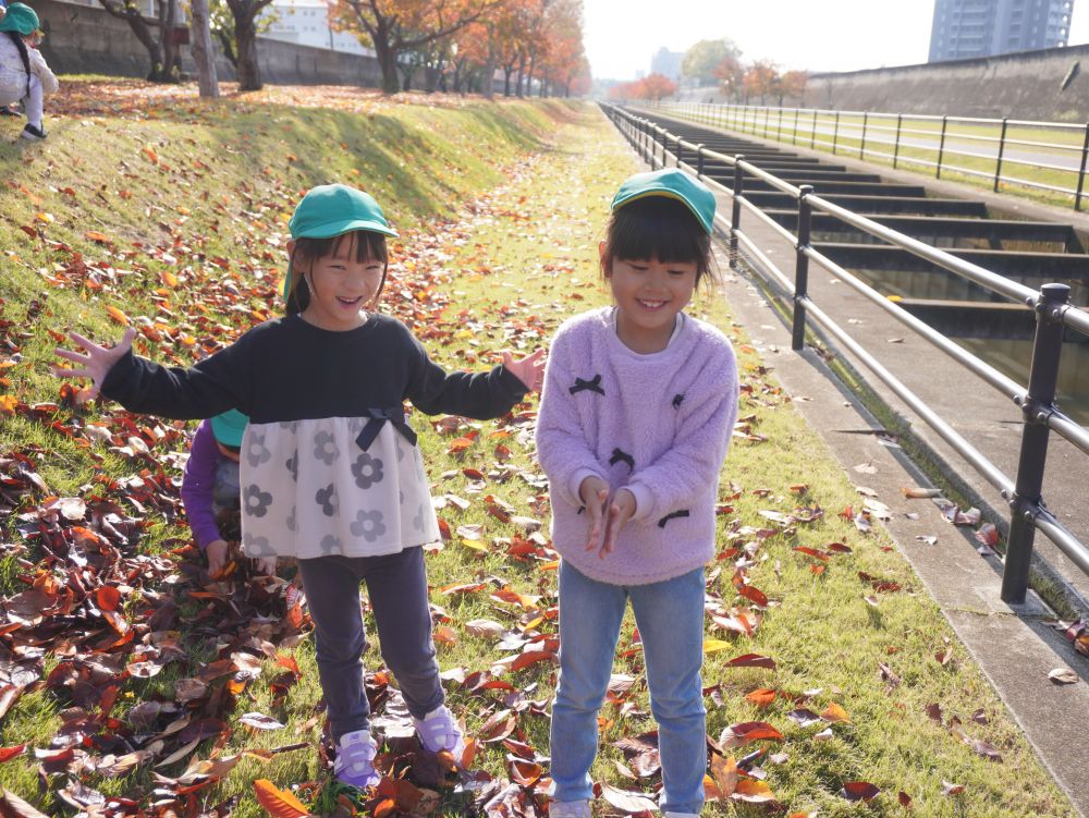 「わたしたちもやってみよ！」
「あれ～？全然飛ばんかったね♡」
「すぐ落ちちゃった！」