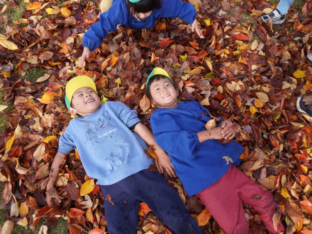 葉っぱで何時間も遊べちゃう子どもたち…
テレビを見たりゲームをしたりするのもいいけど
外に出て自然に触れるととってもいい顔が見れるんです♡



「落ち葉のベッドふかふか～」
雨上がりで落ち葉が少し濡れていましたが…
気にしないのが子どもです♡
手も顔も服も汚れちゃったけど楽しい！！